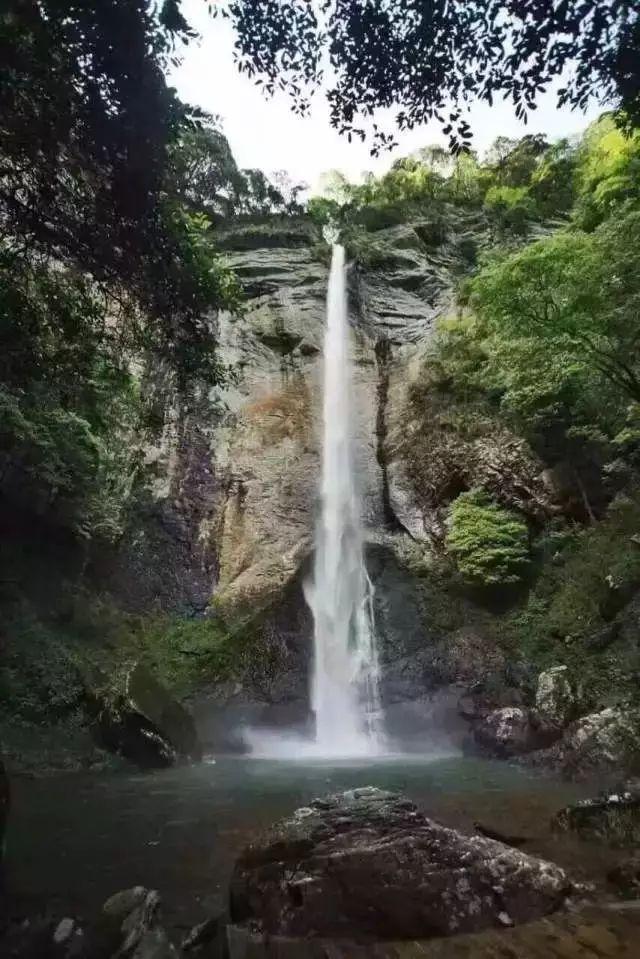 嫌邻居太吵，男子全副武装多次用胶水堵锁，屋主装监控留证据报警